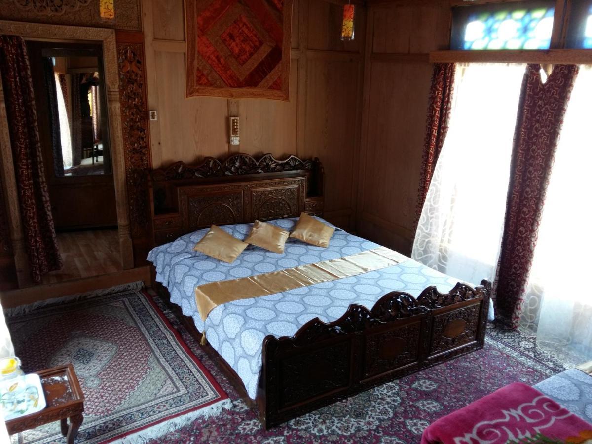 Houseboat Moon Of Kashmir Hotel Srīnagar Екстериор снимка