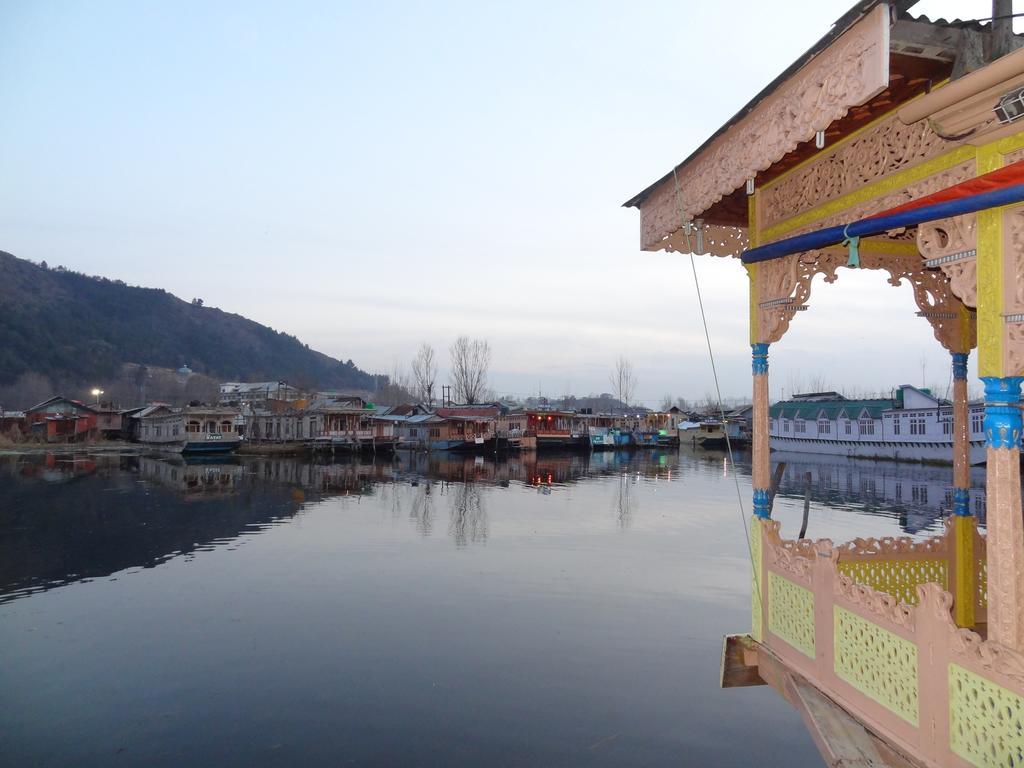 Houseboat Moon Of Kashmir Hotel Srīnagar Екстериор снимка