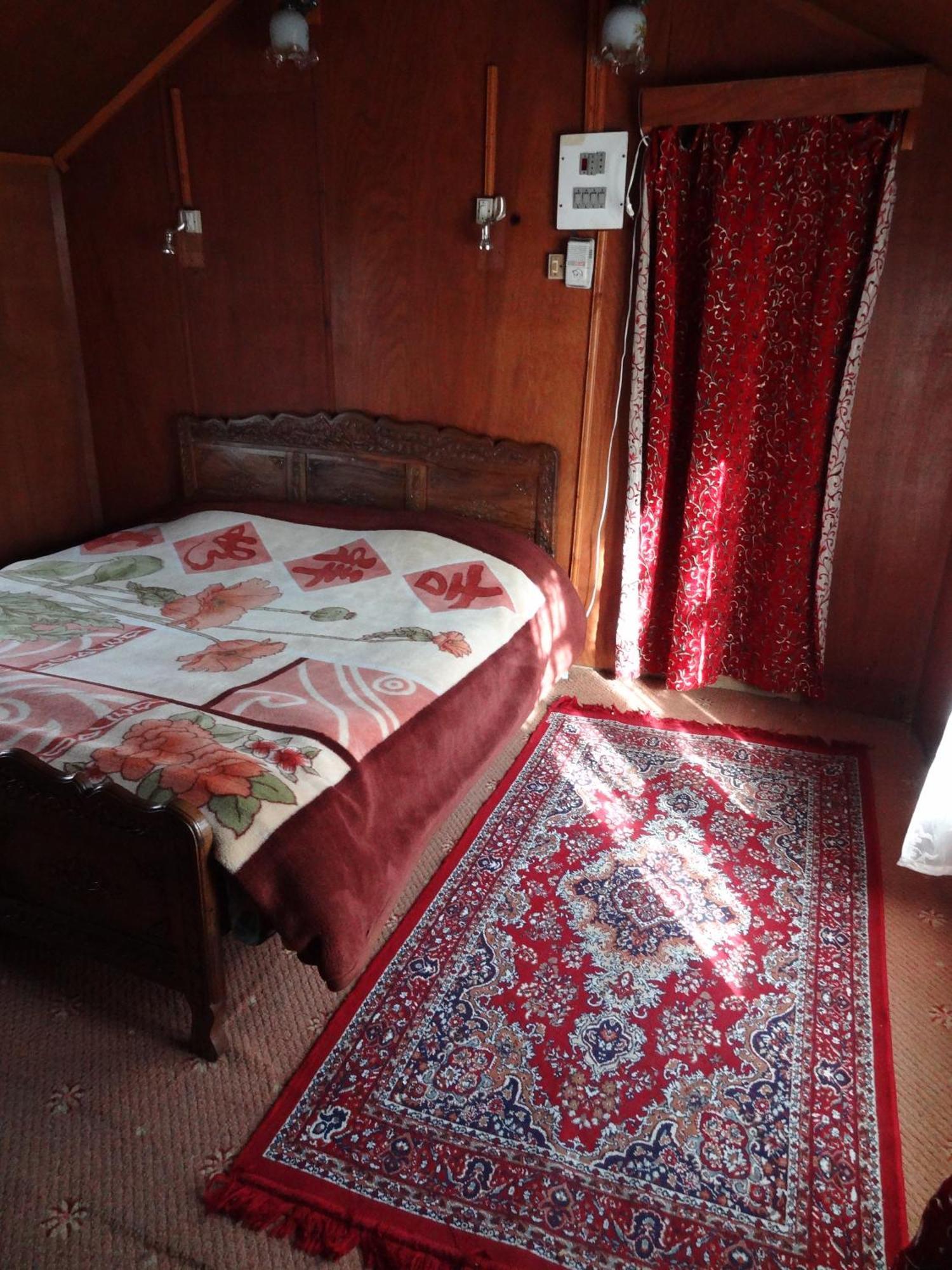 Houseboat Moon Of Kashmir Hotel Srīnagar Стая снимка