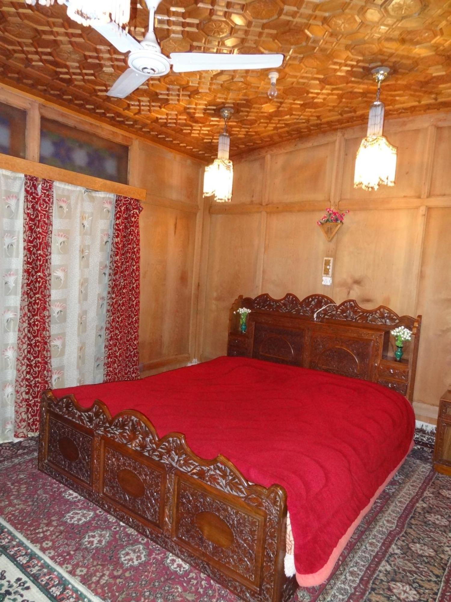 Houseboat Moon Of Kashmir Hotel Srīnagar Стая снимка