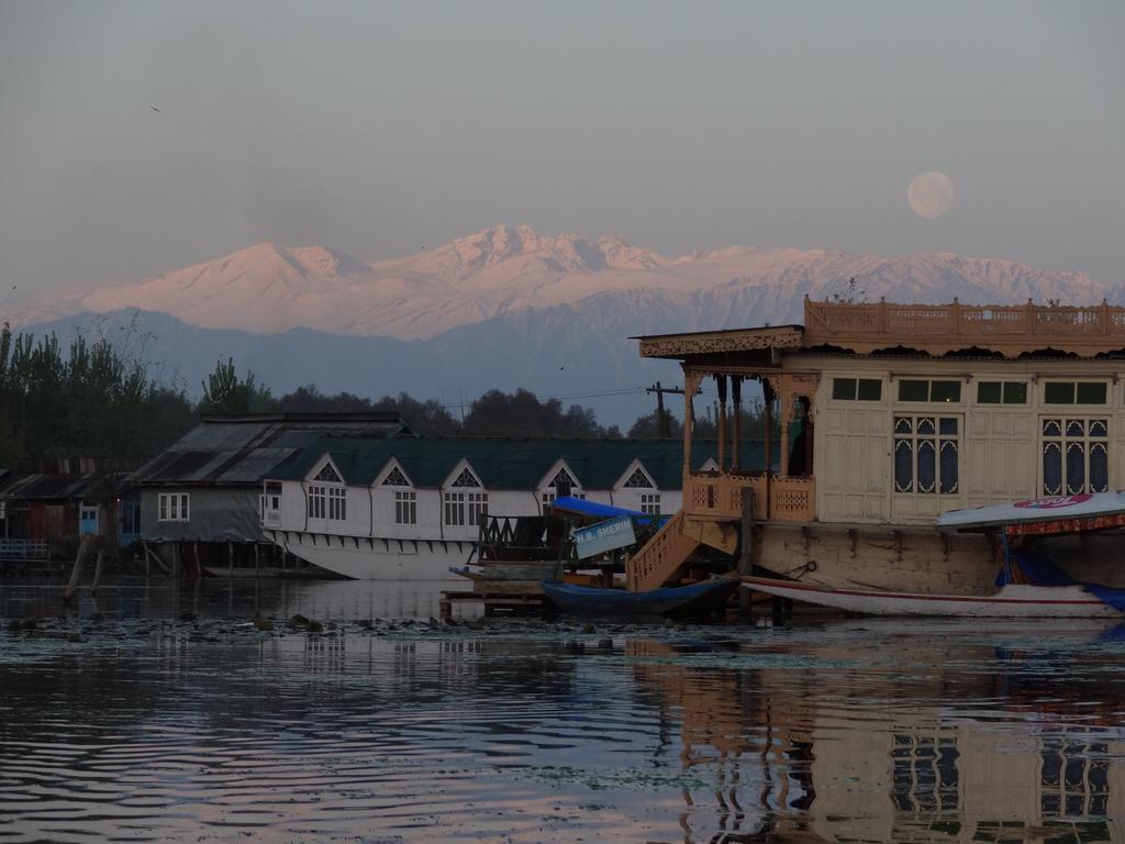 Houseboat Moon Of Kashmir Hotel Srīnagar Екстериор снимка