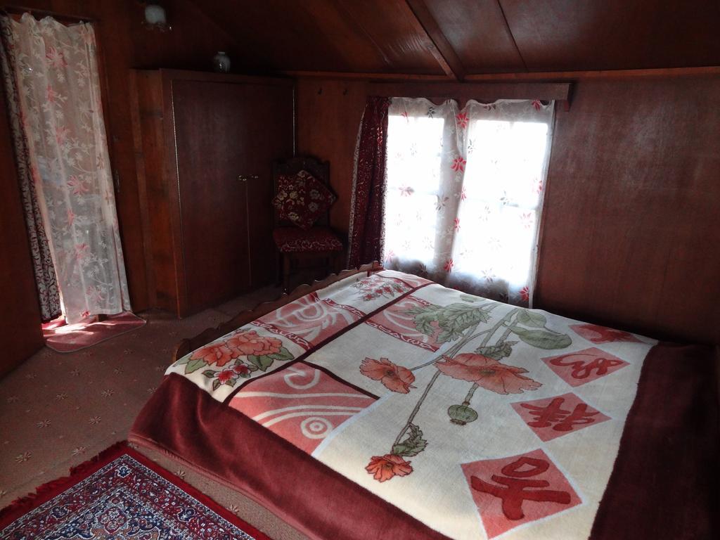 Houseboat Moon Of Kashmir Hotel Srīnagar Стая снимка