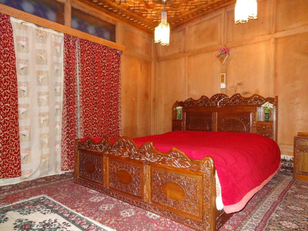 Houseboat Moon Of Kashmir Hotel Srīnagar Стая снимка