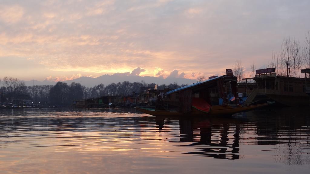 Houseboat Moon Of Kashmir Hotel Srīnagar Екстериор снимка