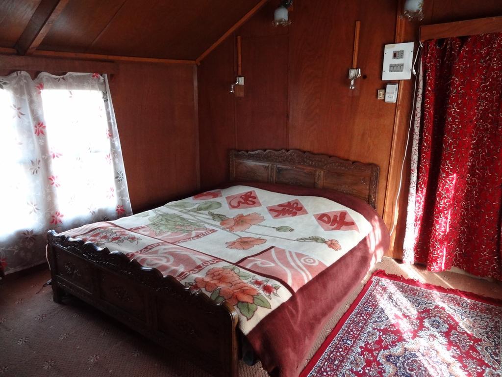 Houseboat Moon Of Kashmir Hotel Srīnagar Стая снимка