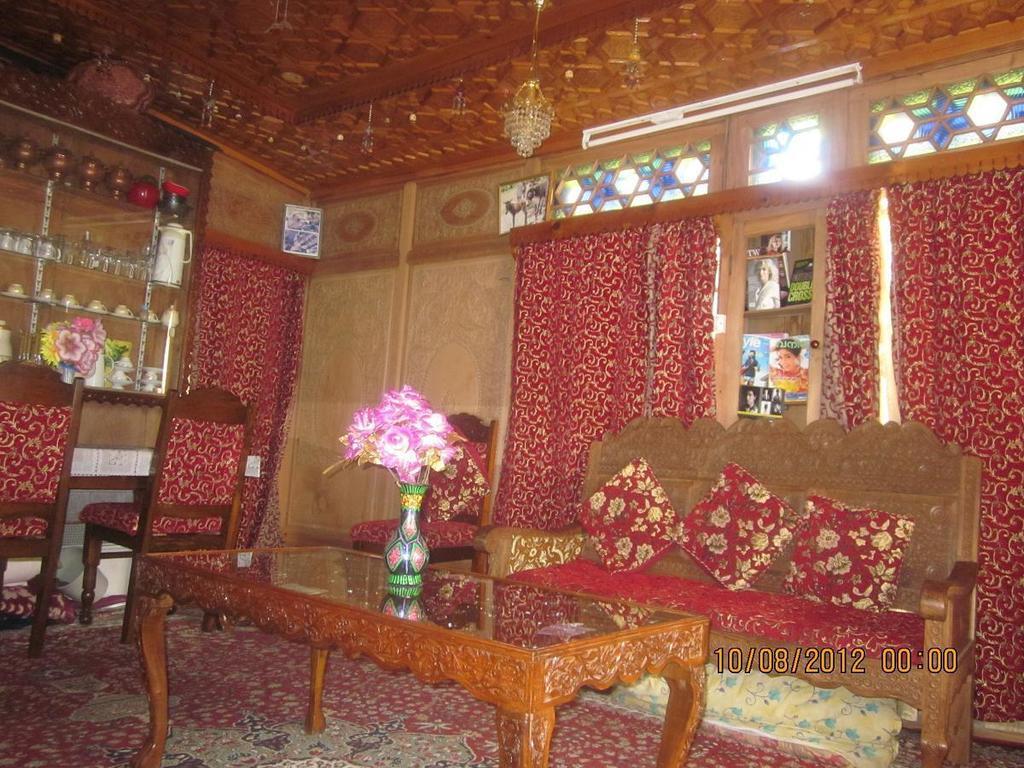 Houseboat Moon Of Kashmir Hotel Srīnagar Екстериор снимка